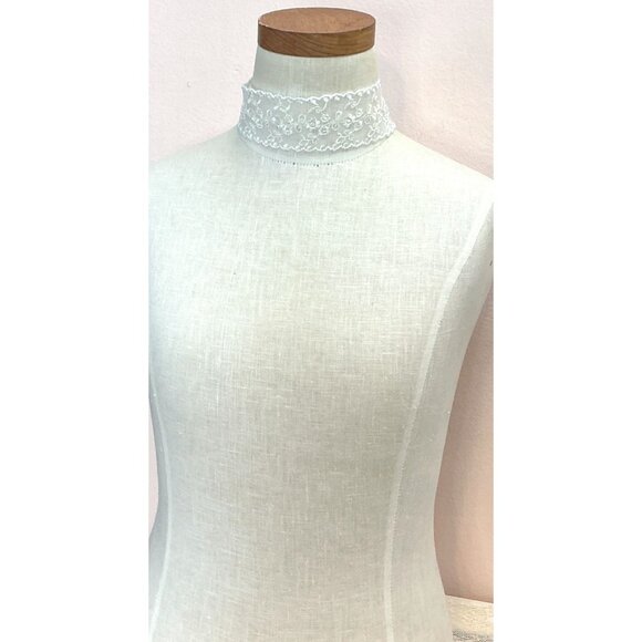 White Floral Lace Choker Necklace With Gold Clasp and Adjustable Chain - Picture 5 of 6